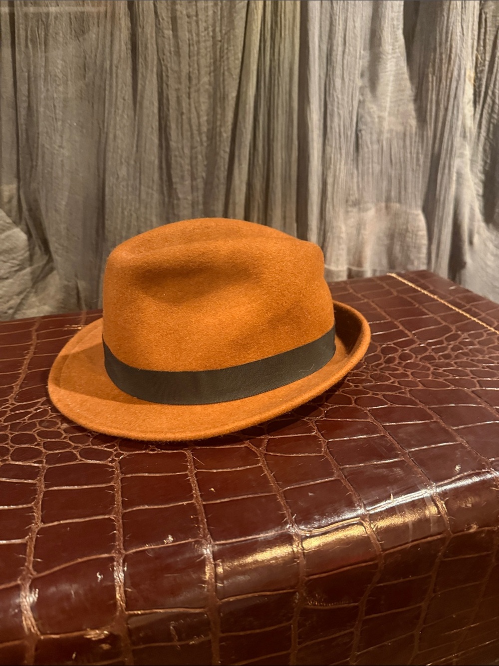 Rust colored felt hat - Picture 2 of 4
